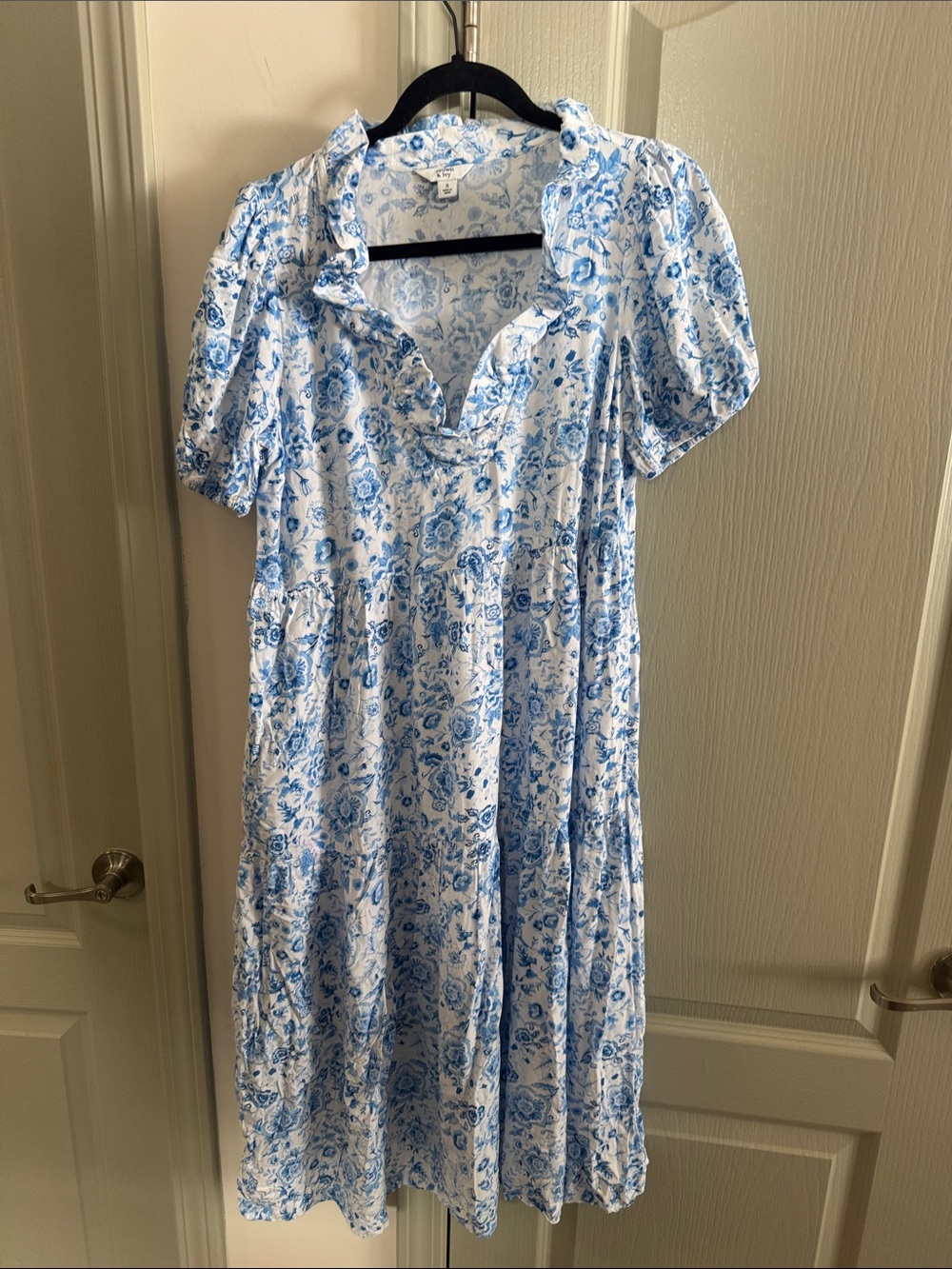 crown & ivy White and Light Blue Floral Midi Dress with Ruffle Collar size S